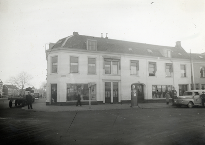 811824 Gezicht op het Garagebedrijf Jan Jongerius (Ledig Erf 2-3) te Utrecht, uit het westen.